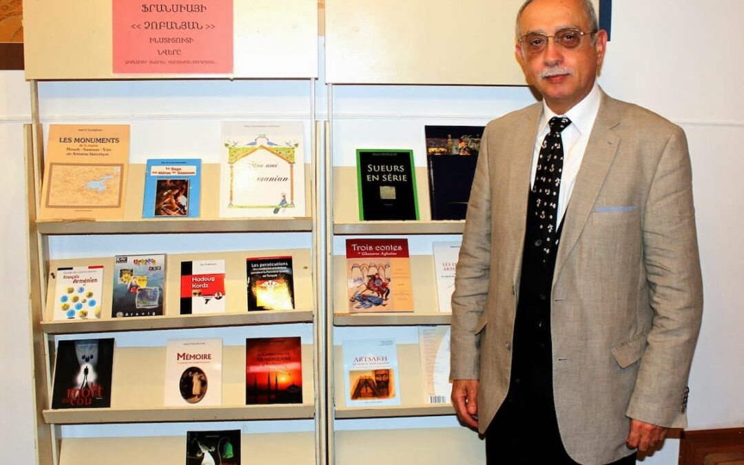 Institut Tchobanian offre des livres à la bibliothèque Issahakian